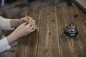 Sto od punog drveta izrađen od oraha, hrasta ili jasena, prilagođen po meri kupca.