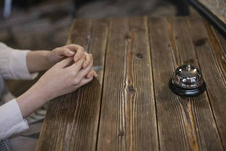 Sto od punog drveta izrađen od oraha, hrasta ili jasena, prilagođen po meri kupca.