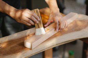 Različite vrste završnih obrada za stolove od punog drveta: ulje, tvrdi vosak i lak.