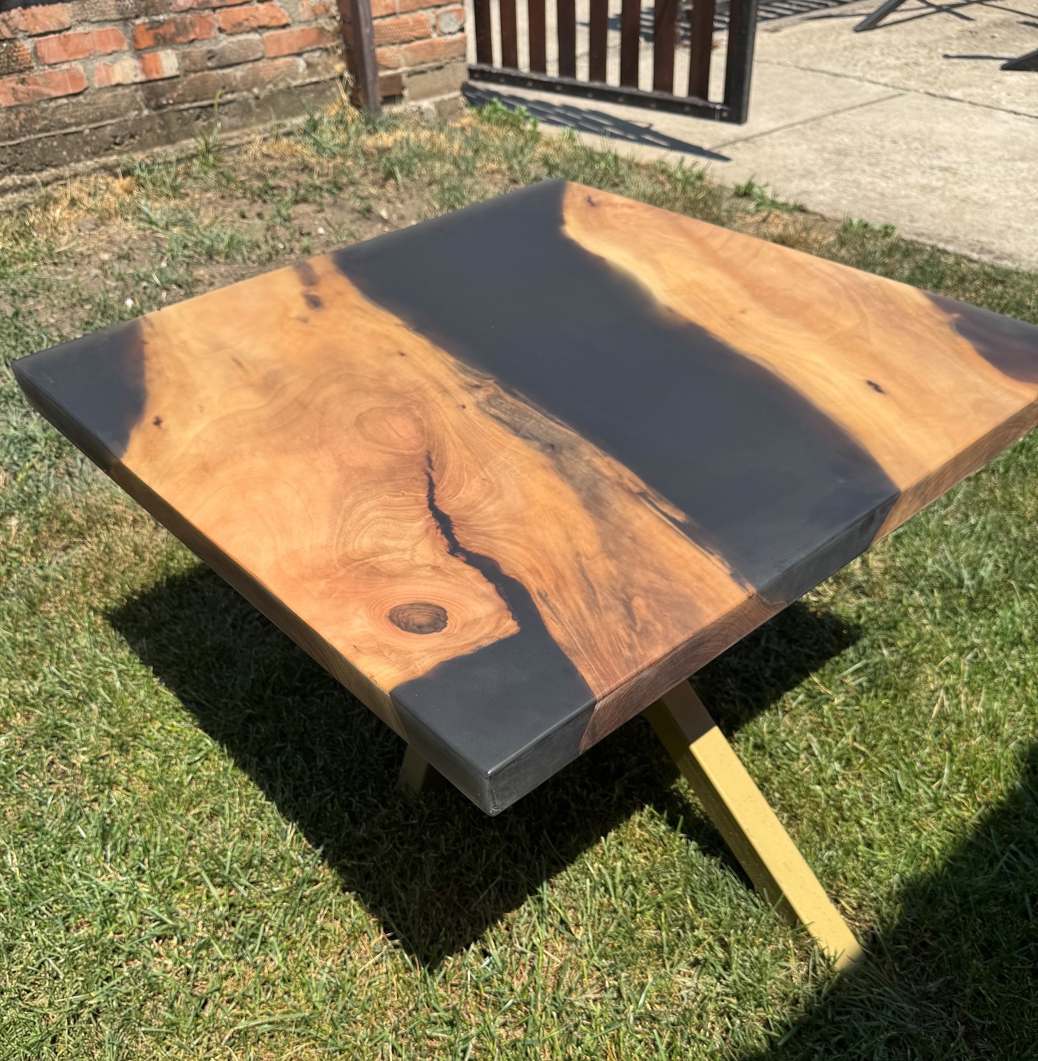 Orah 70x70cm epoxy smola mat 2 034. Klub sto - orah / epoxy smola