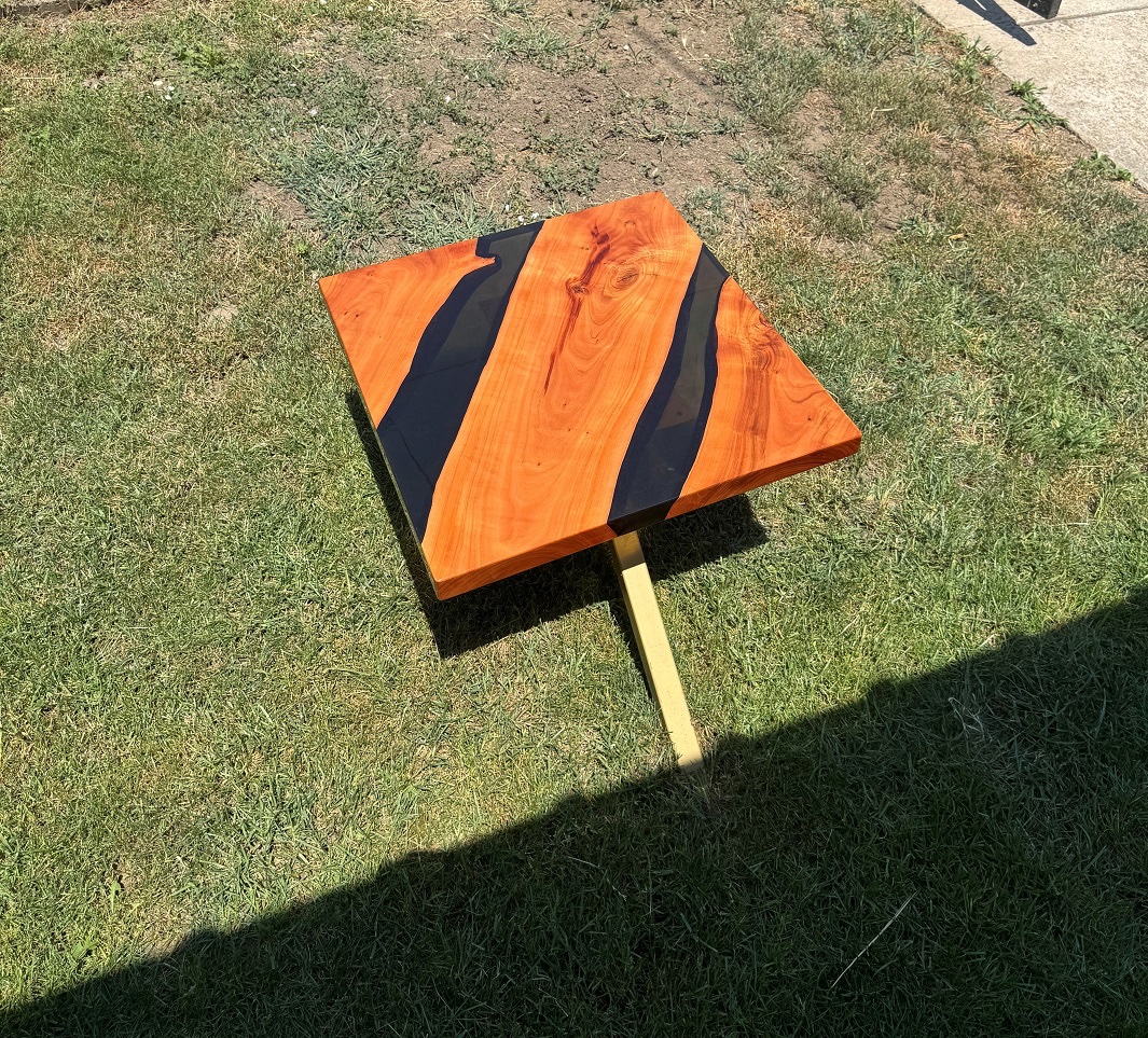 Tresnja 60x60cm epoxy smola sjaj 1 035. Klub sto - trešnja / epoxy smola