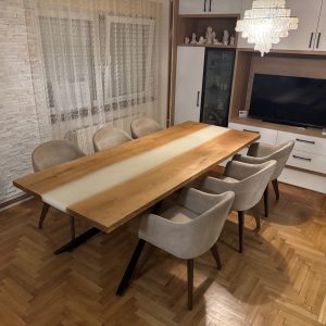 Trpezarijski sto - hrast / epoxy smola