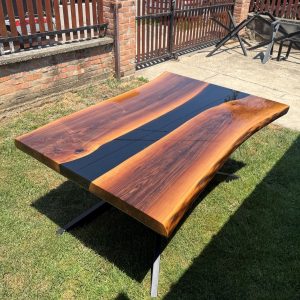 Trpezarijski sto - pareni orah / epoxy smola