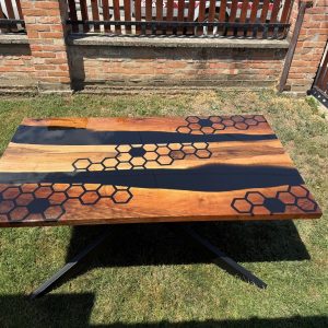 Trpezarijski sto - pareni orah / epoxy smola