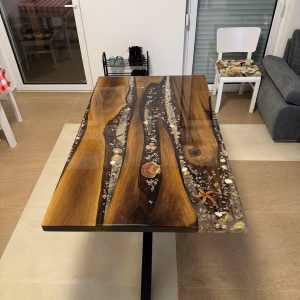 042. Trpezarijski sto - pareni orah / epoxy smola