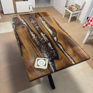 042. Trpezarijski sto - pareni orah / epoxy smola